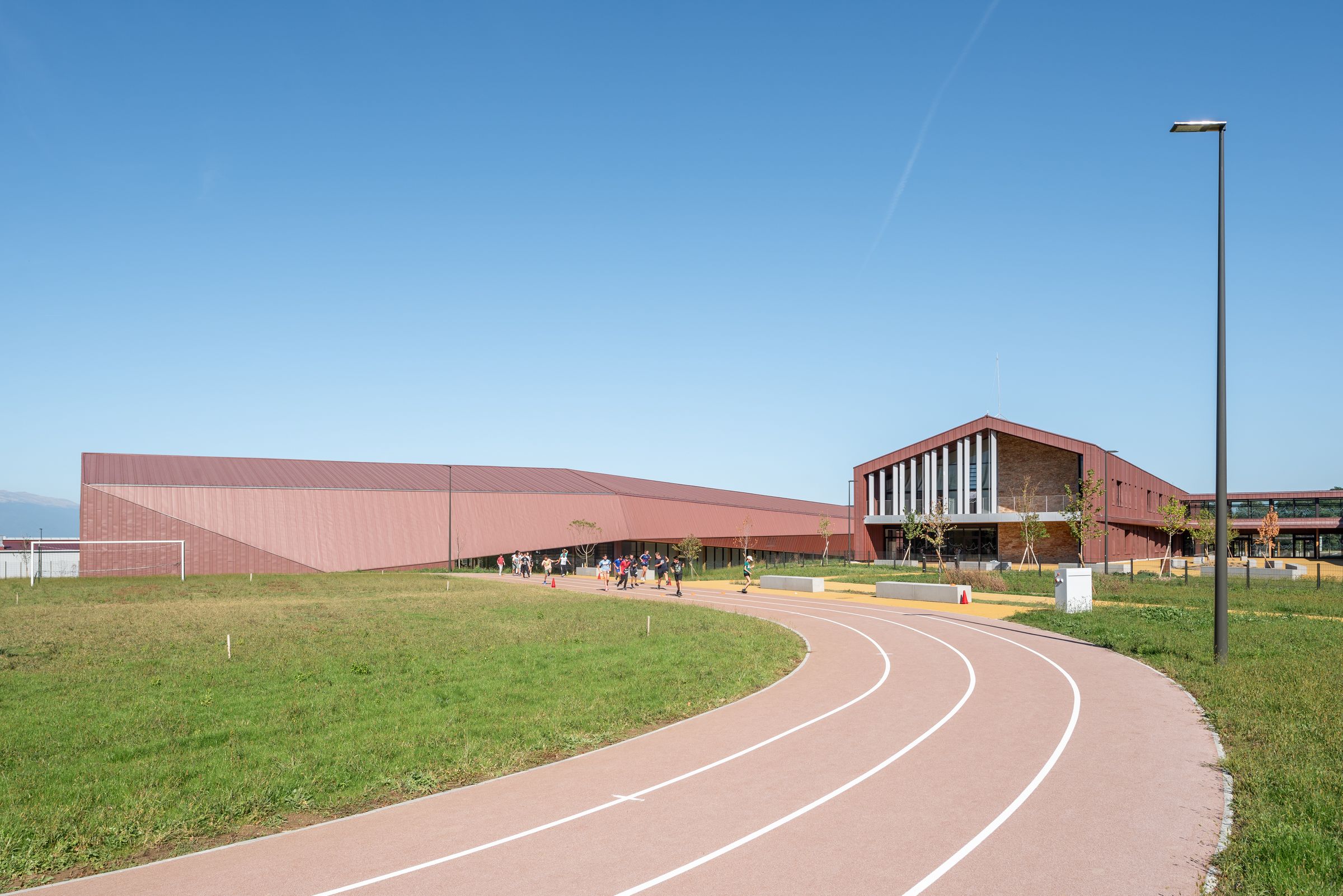 Collège du Vuache à Vulbens, espaces sportifs.